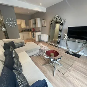 Spacious Central 2bed Apartment
